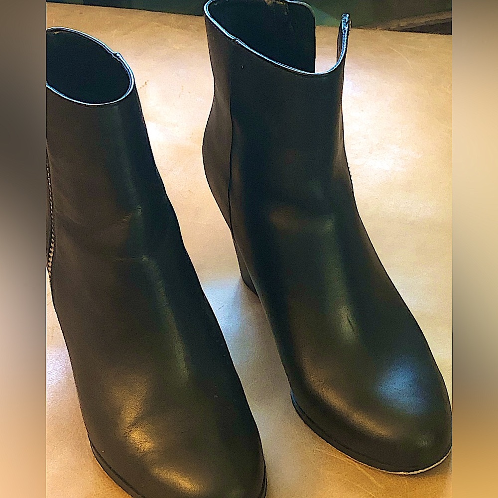 Michael Kors Black Leather Booties , Gold Side Zip With Lock Pull Woman’s 7 1/2 - Picture 2 of 15
